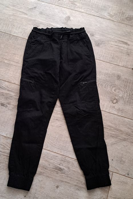 Czarne joggersy 152-158