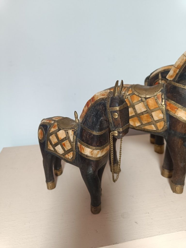 Conjunto de 3 cavalos de madeira antigos