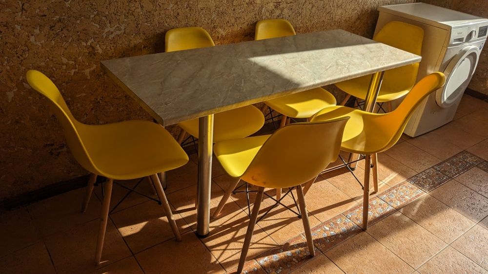Продам стіл кухонний 60х160см. на металевих ніжках, жовті стільці