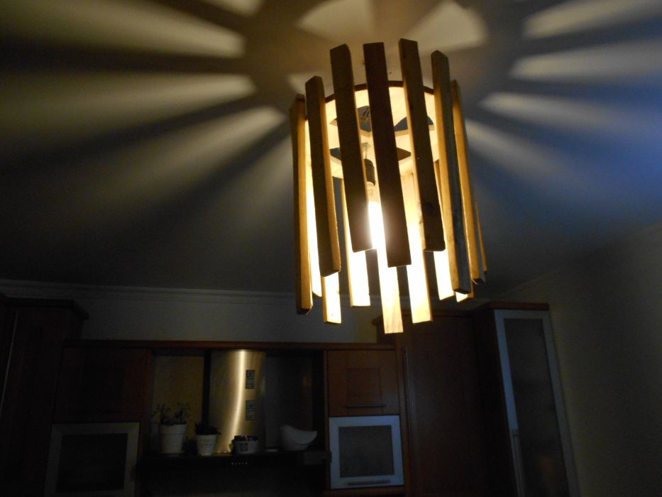 candeeiro de tecto vidro e madeira