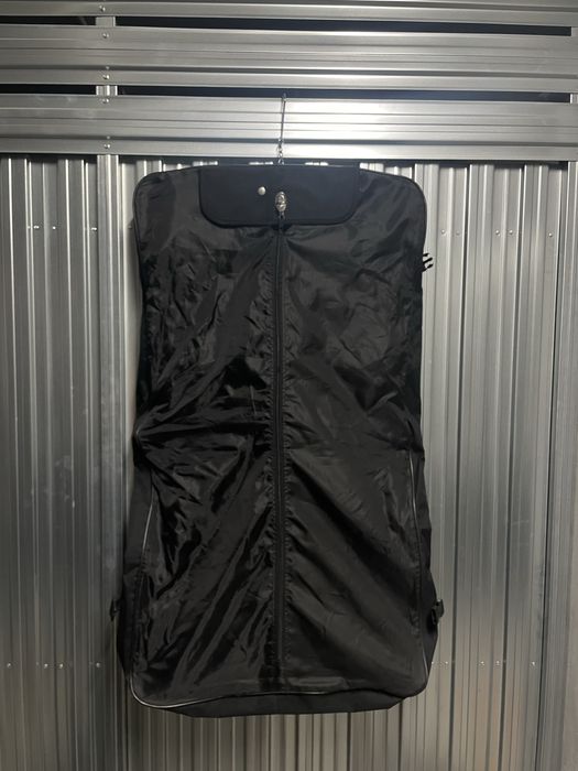 Czarna torba na garnitur pokrowiec podróżna na koszulę składana