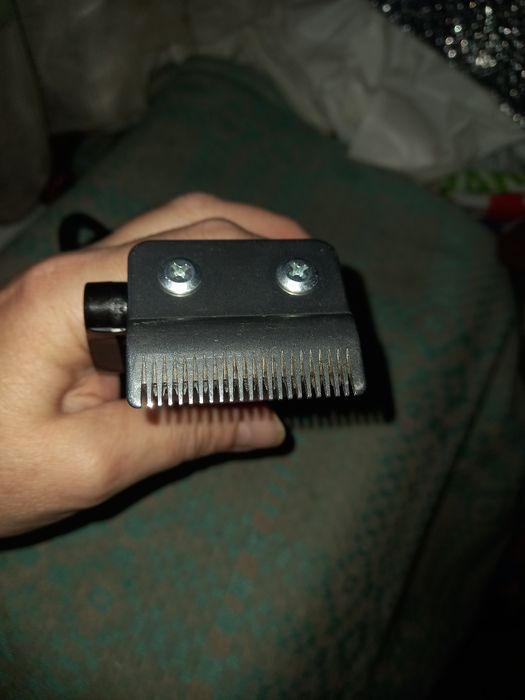 Машинка для стрижки волос от сети с самозатачивающимися ножами.