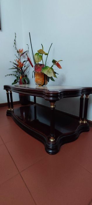 Mesa de centro em madeira de cerejeira com tampo em pedra – como nova