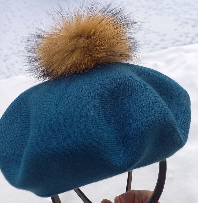 Beret nowy. Niebieski