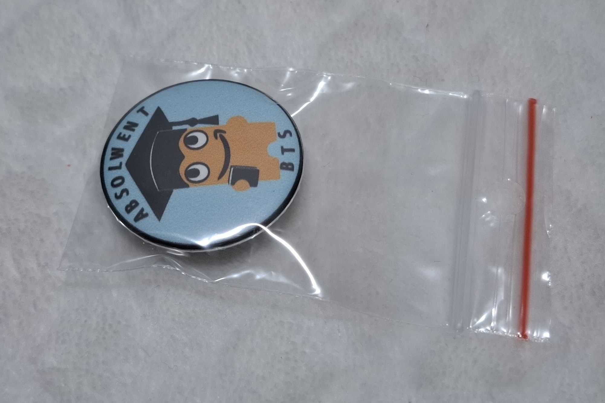 Przypinka, Amazon, Peccy Absolwent BTS, 3,2cm