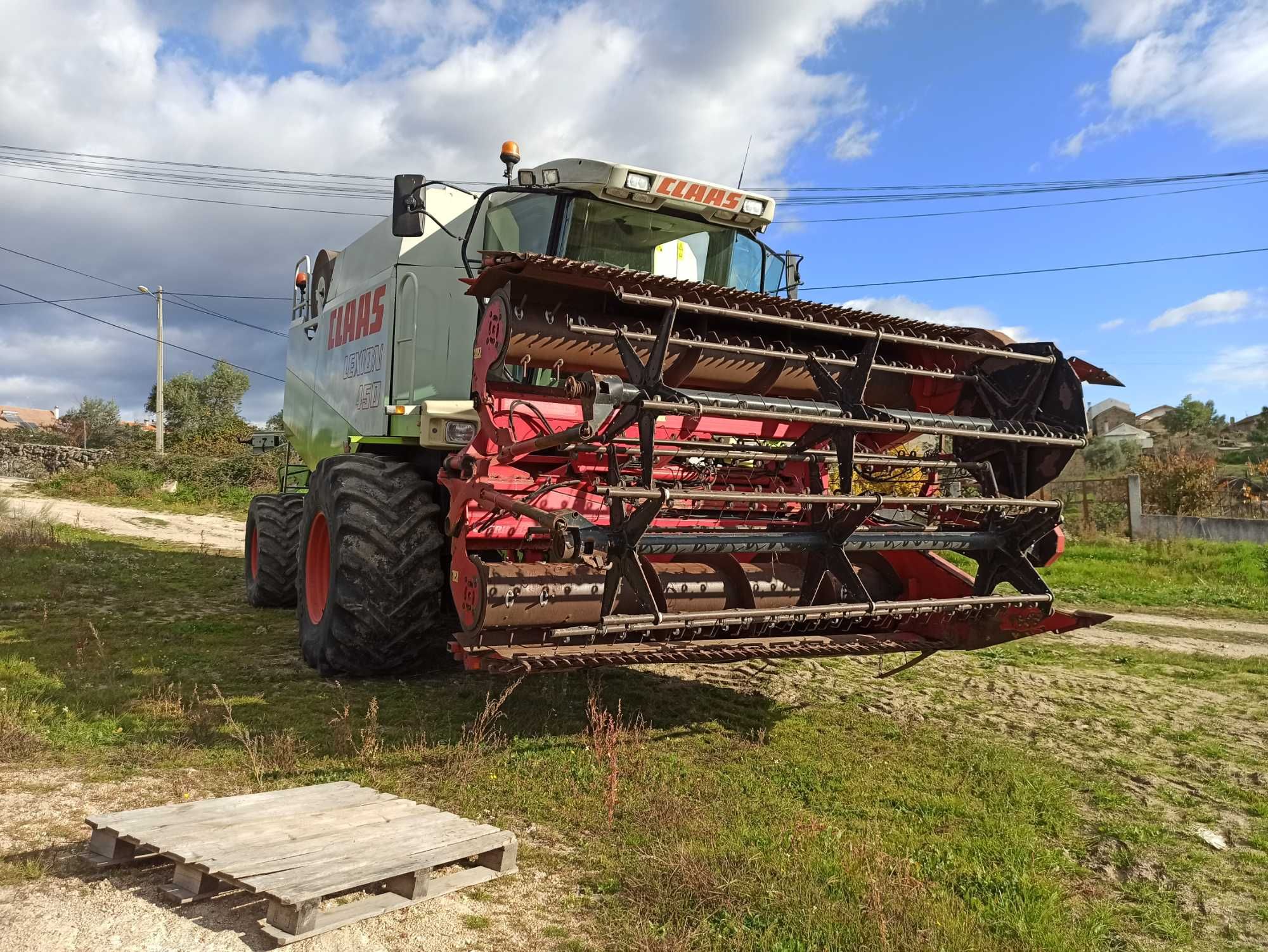 Ceifeira Claas Lexion 450 4x4 com auto-contour