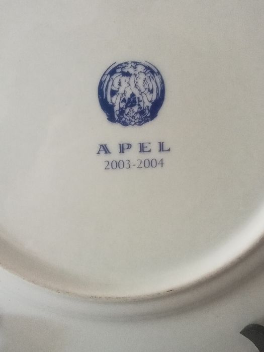 Belo prato de porcelana comemorativo