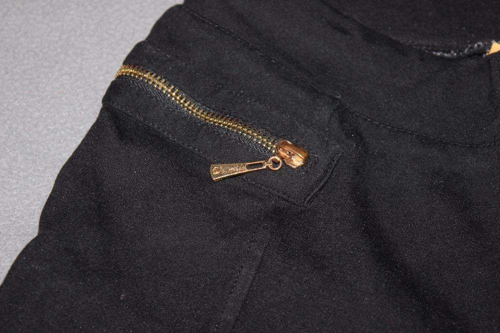 Calças pretas com fechos