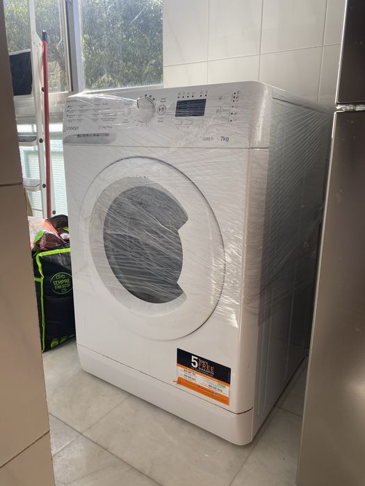 Máquina de lavar roupa INDESIT