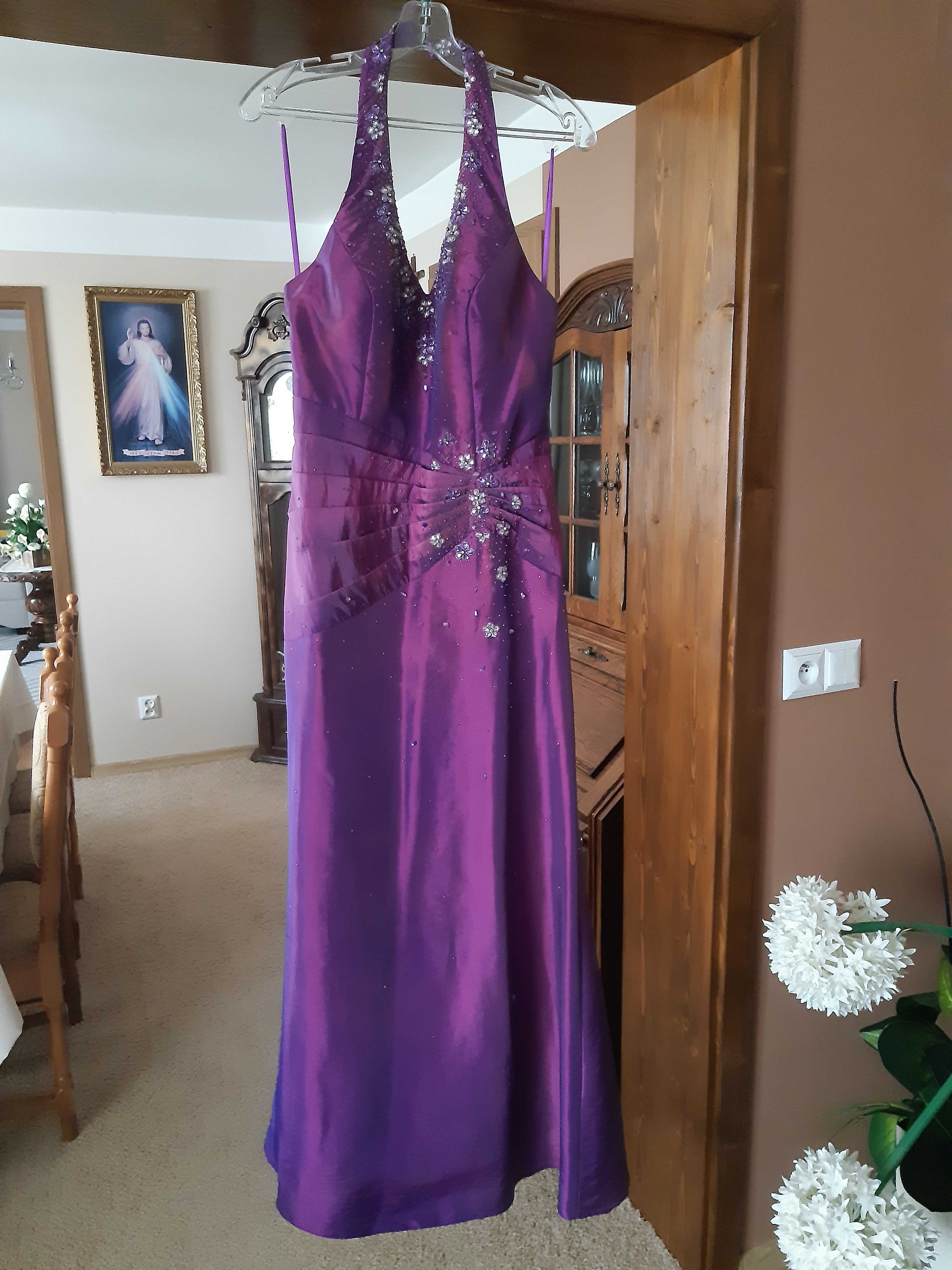 Długa suknia koloru fioletowego