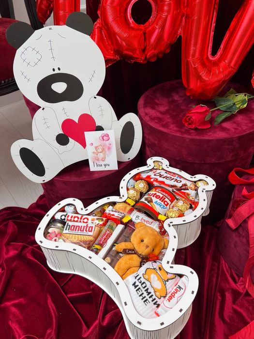 Подарунковий бокс із солодощами та трояндами – сюрприз для коханих