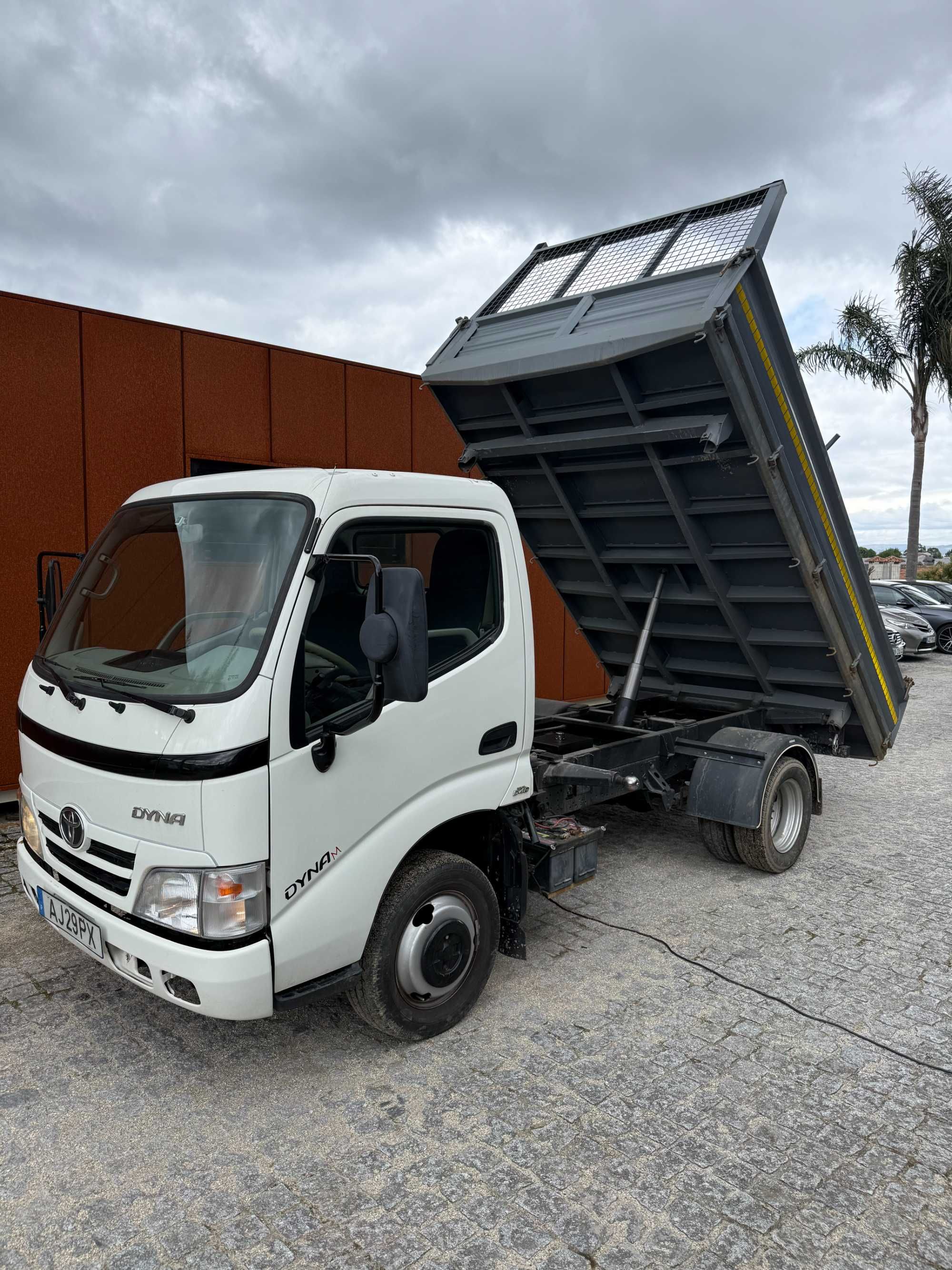 Toyota Dyna Tribasculante