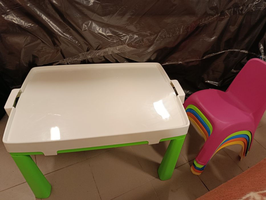 Дитячий пластиковий столик та пластикові дитячі стільчики зі спинкою