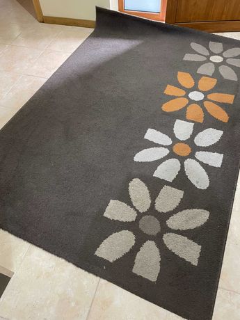 Carpete decorativo castanho