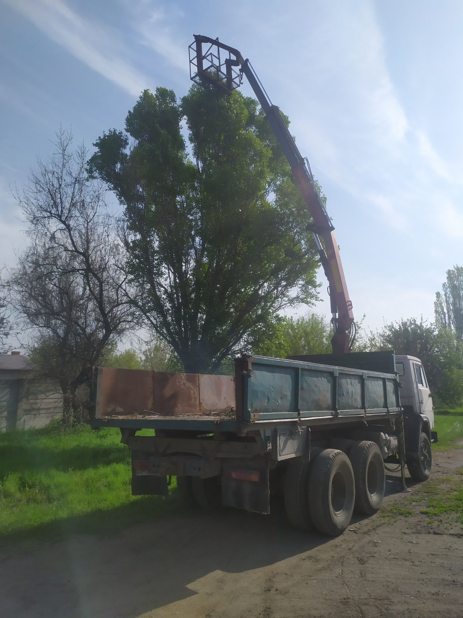 Услуги автовышки ап 17, манипулятора. Обрезка деревьев.