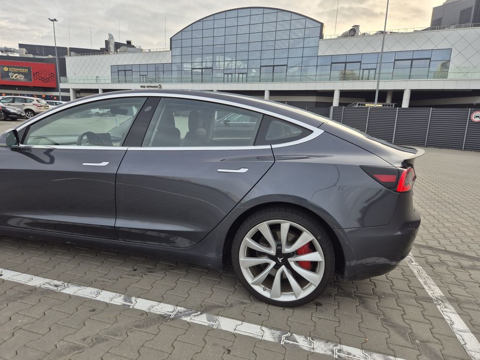 Продам Tesla Model 3