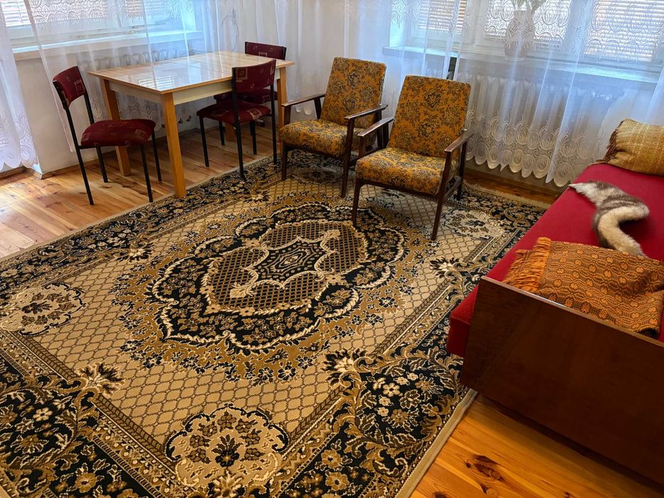 Stylowy zestaw mebli PRL – fotele, wersalka, stół, krzesła + dywan