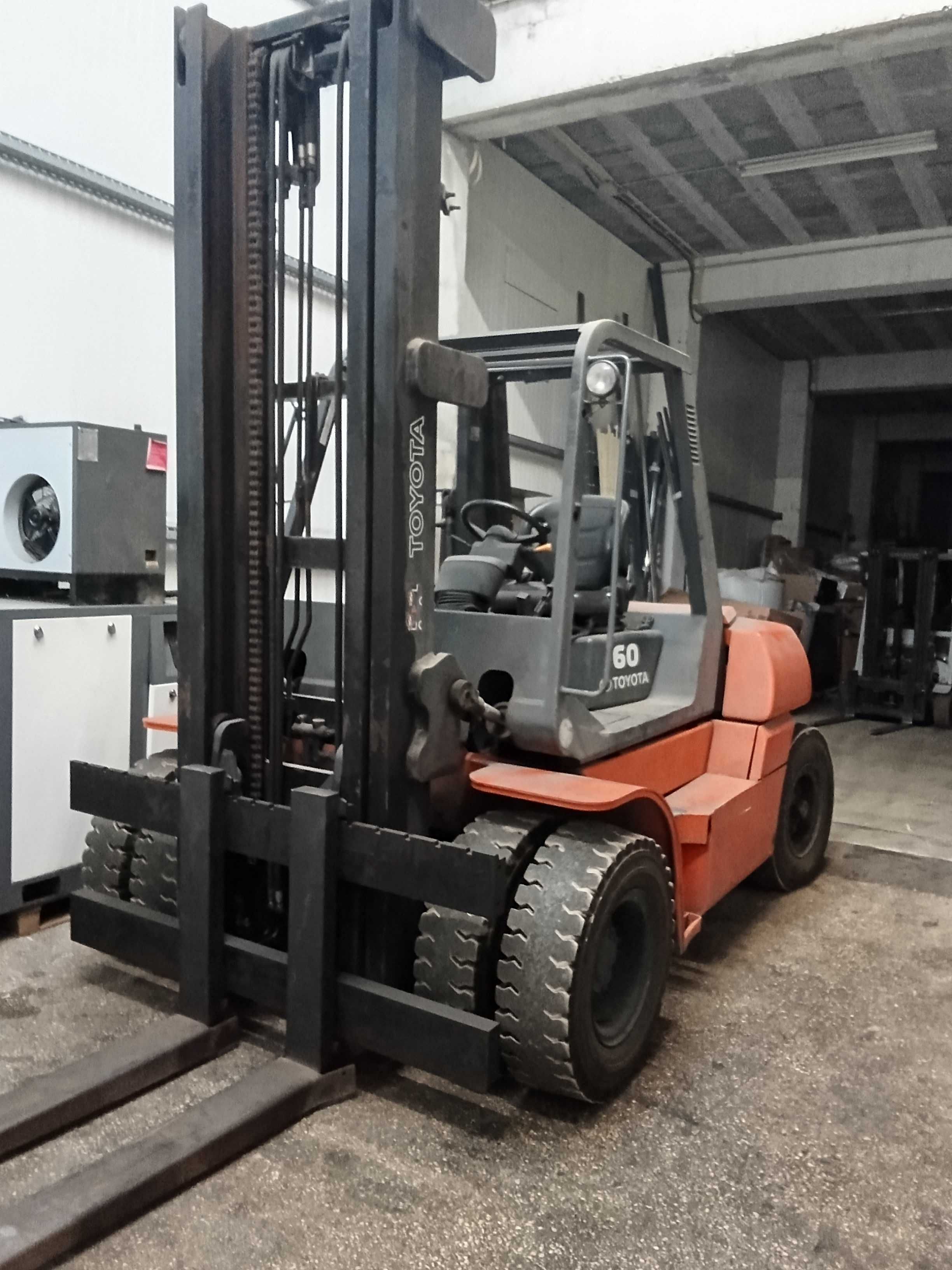 Empilhador TOYOTA 6 ton diesel ano 2000