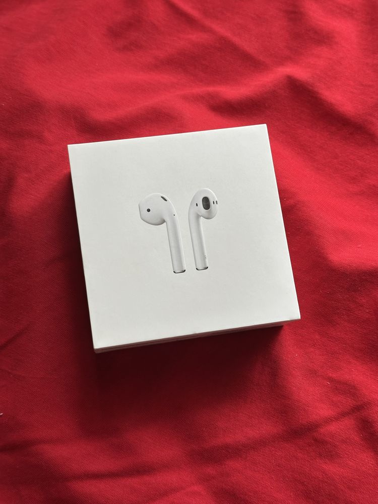 Apple AirPods 2nd generation with Charging Case
