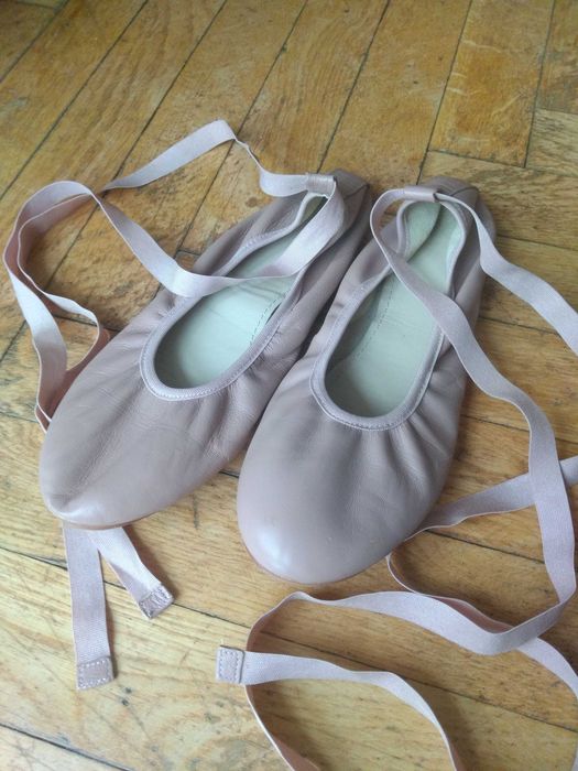 Baleriny, baletki skórzane z tasiemkami Massimo Dutti rozmiar 33