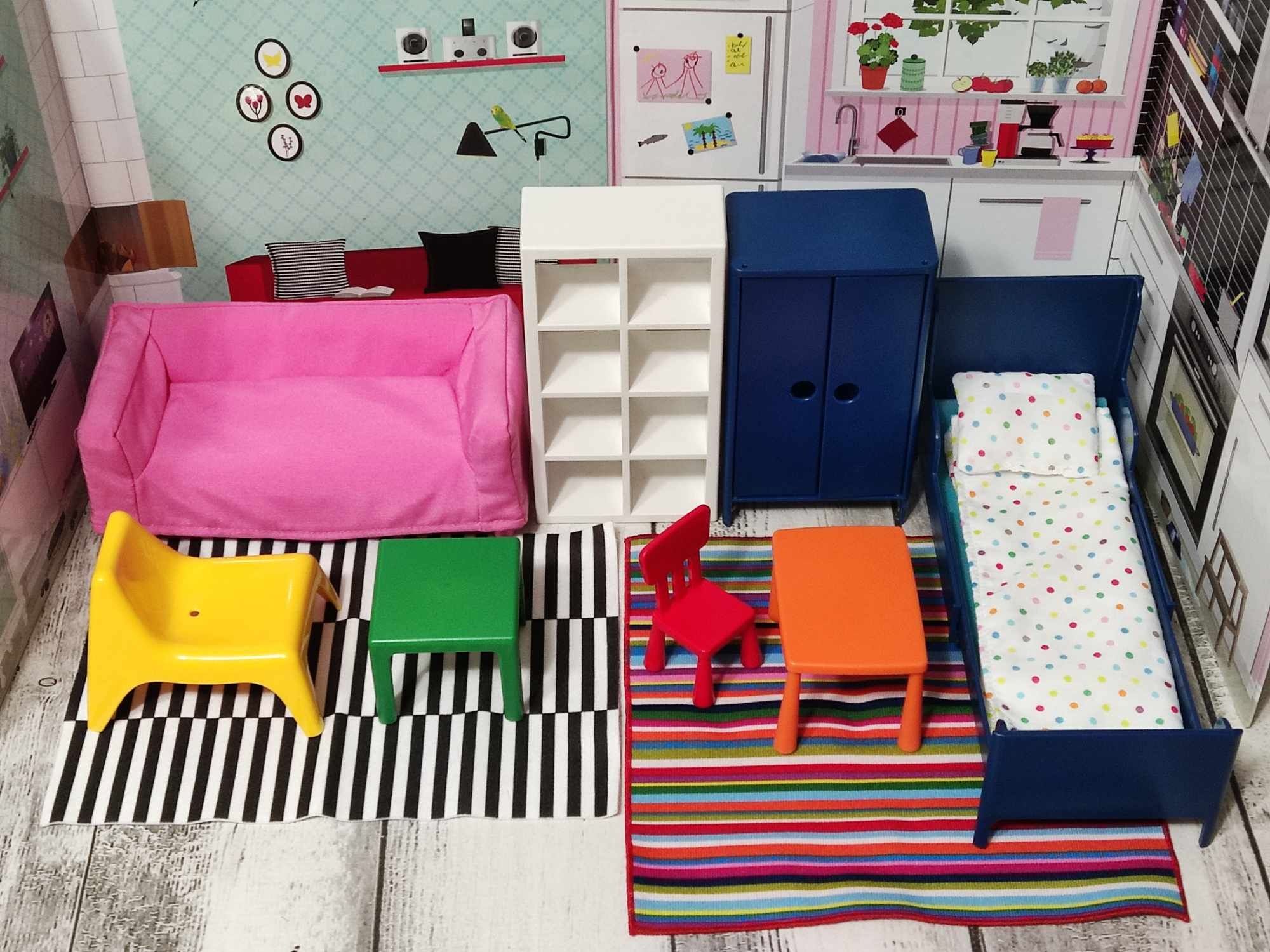 2 zestawy mebelków dla lalek Ikea oraz tło