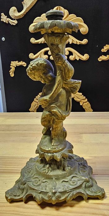 Posąg mosiężny dziecka trzymających posąg