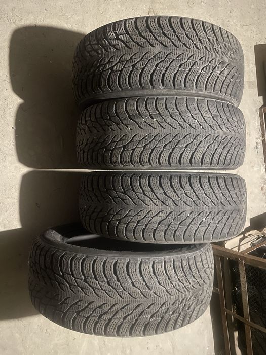 Резина зимова 215/55 R17