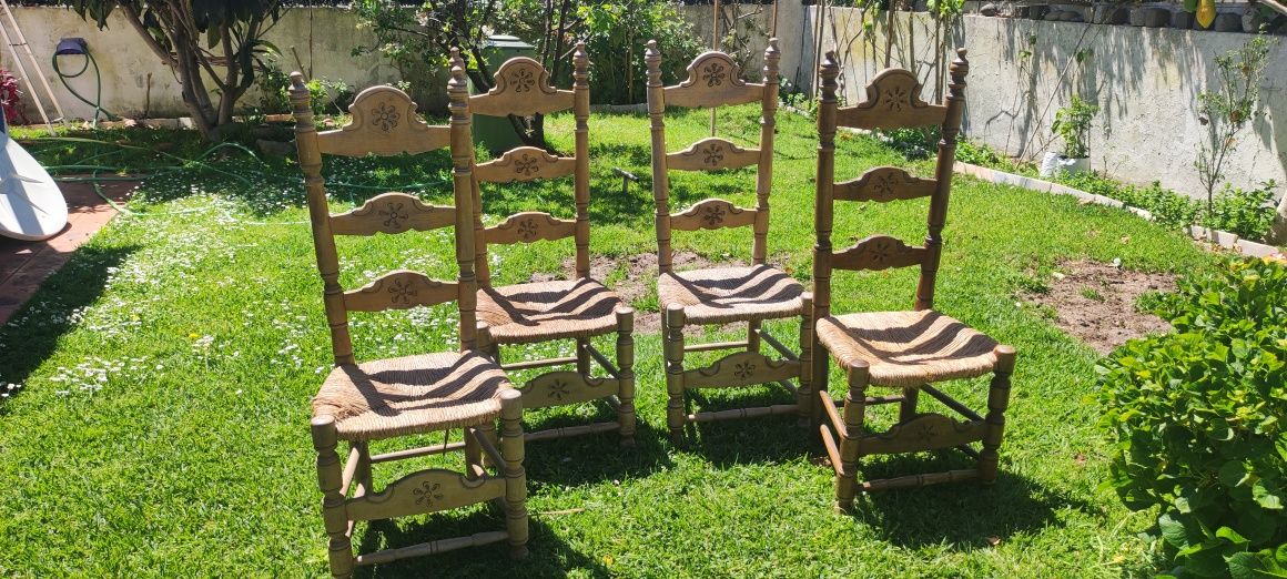 4 Cadeiras madeira maciça trabalhada