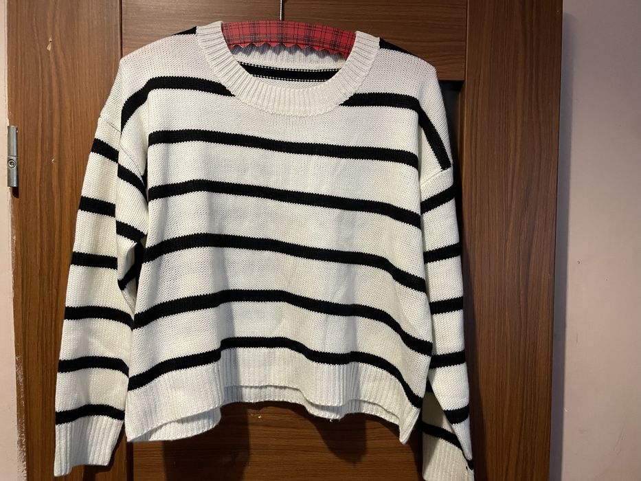 Sweter biały w paski