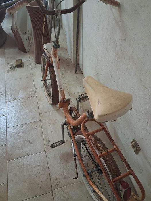 Bicicleta antiga dobrável para restauro completo