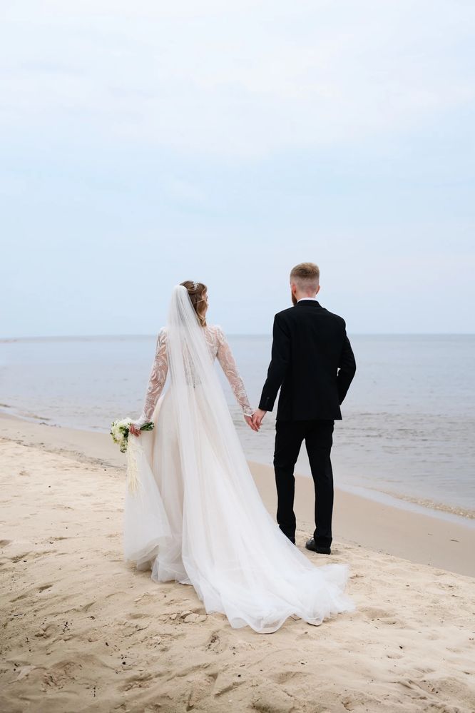 Дуже гарна весільна сукня