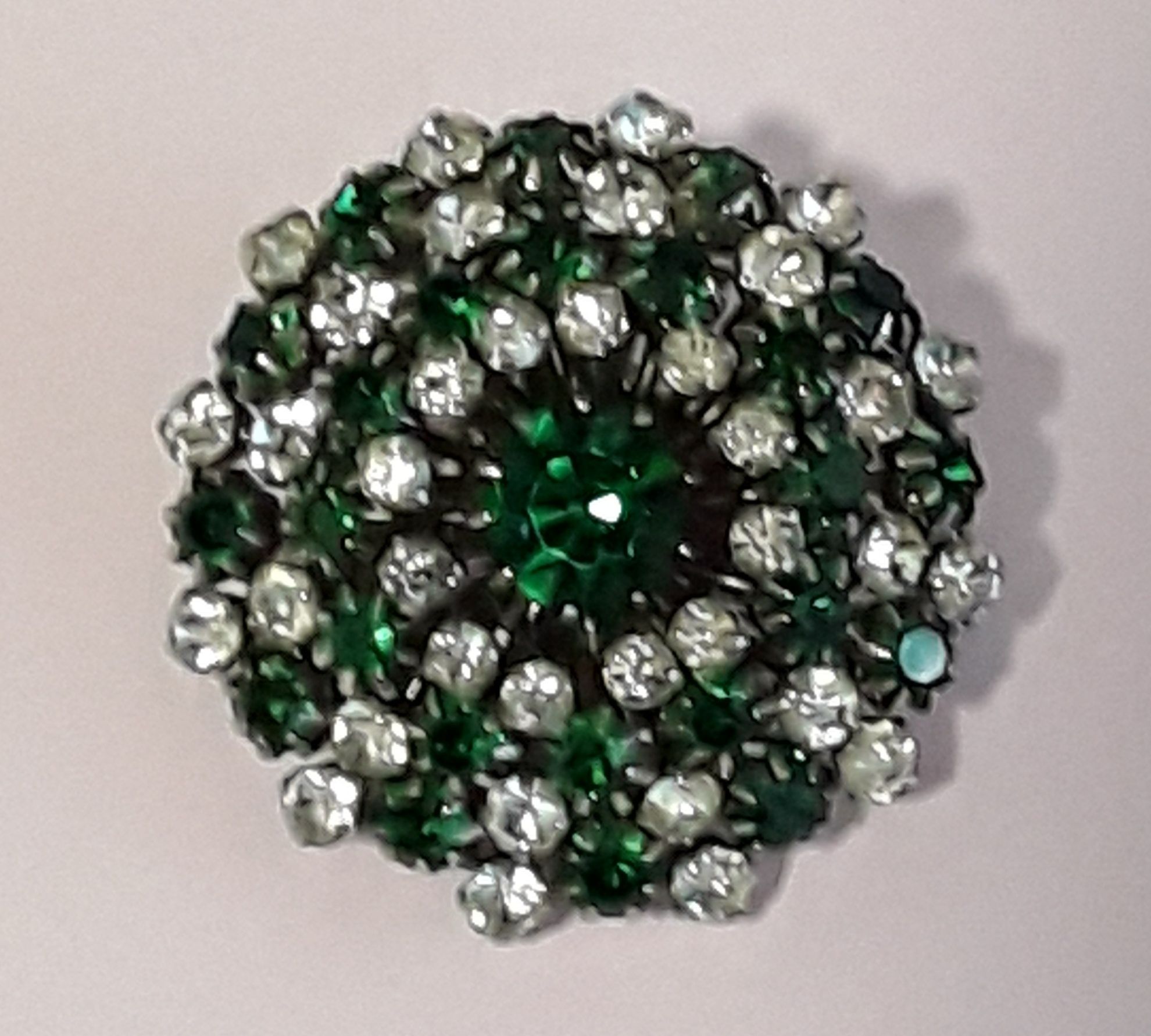 Alfinete / Pregadeira / Broche verde esmeralda e branco, antigo