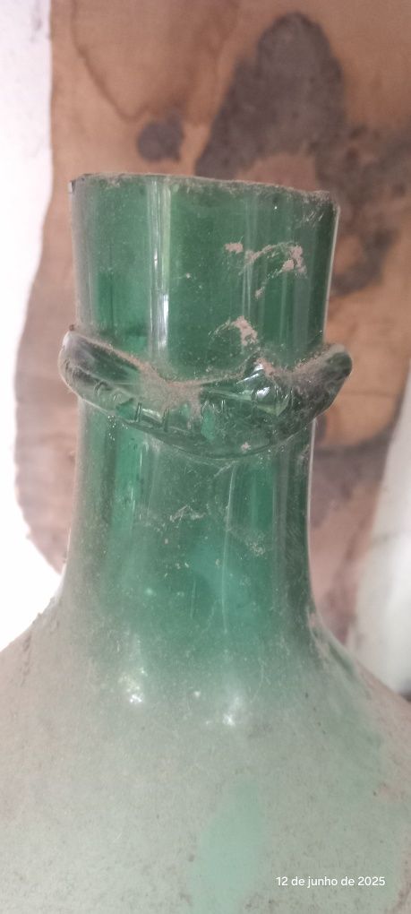 Garrafão de vidro verde muito antigo e raro.