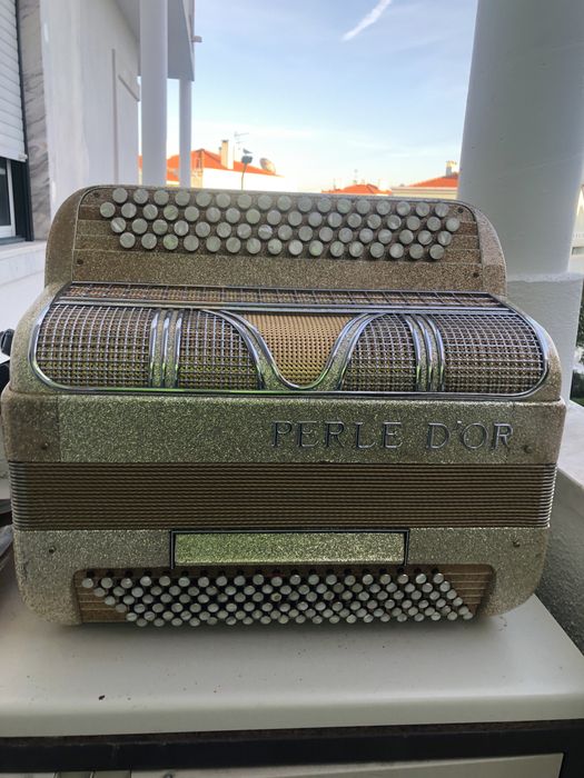 Acordeão “Perle d’Or” Dourado 4 voz  120 baixos – Botões em bom estado