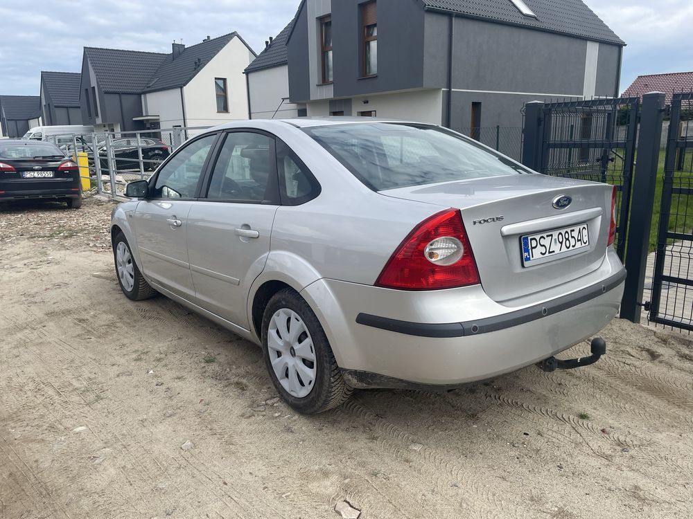 Ford Focus MK2 1.6 benzyna 100KM sedan GHIA
