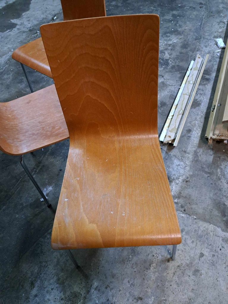 Krzesła drewniane ze stelażem metalowym