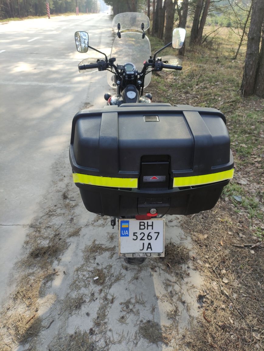 Bajaj avenger 220 street