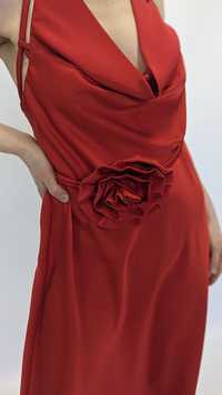 Червона шовкова сукня