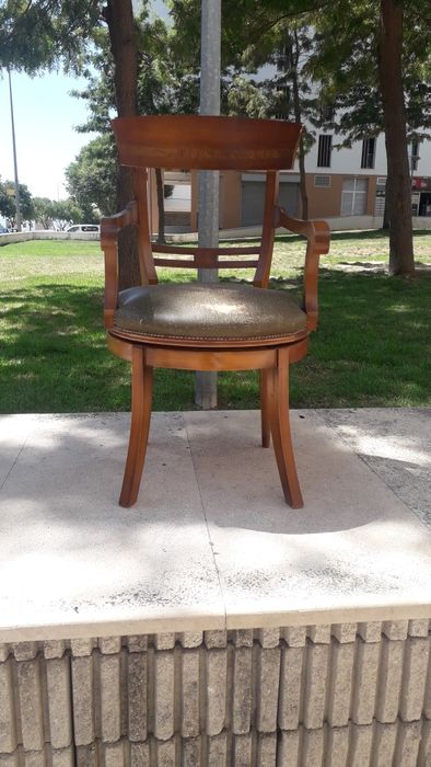 Vendo cadeira giratória ( senhorinha ) antiga.