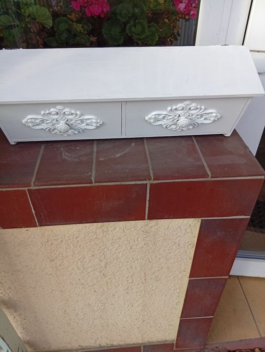 Półka z szufladami