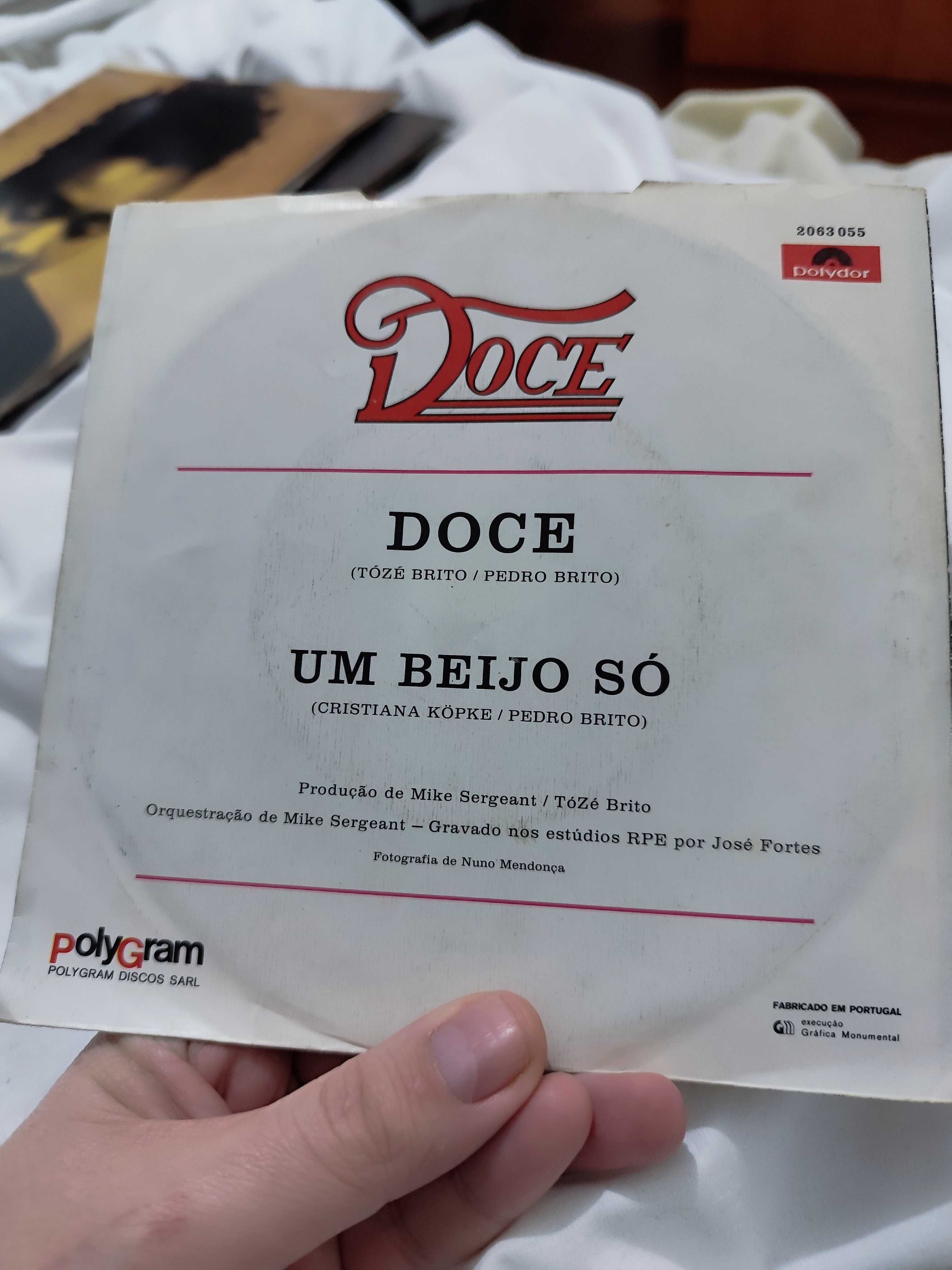 Dois singles de música portuguesa doce e Herman José