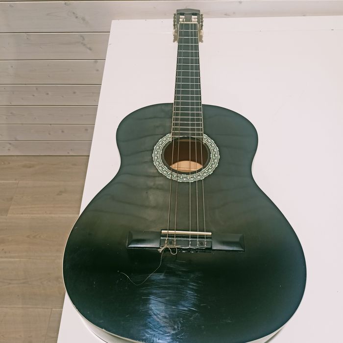 Gitara klasyczna, akustyczna.