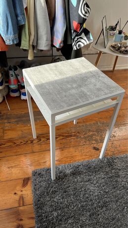Mesa de apoio/cabeceira de metal - IKEA - em excelente estado