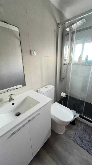 3 Quartos. Excelente Localização: Metro, Comboio e Autocarros