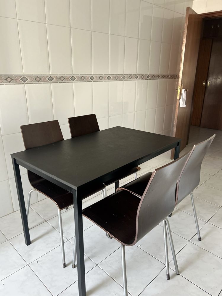 Conjunto de mesa com cadeiras