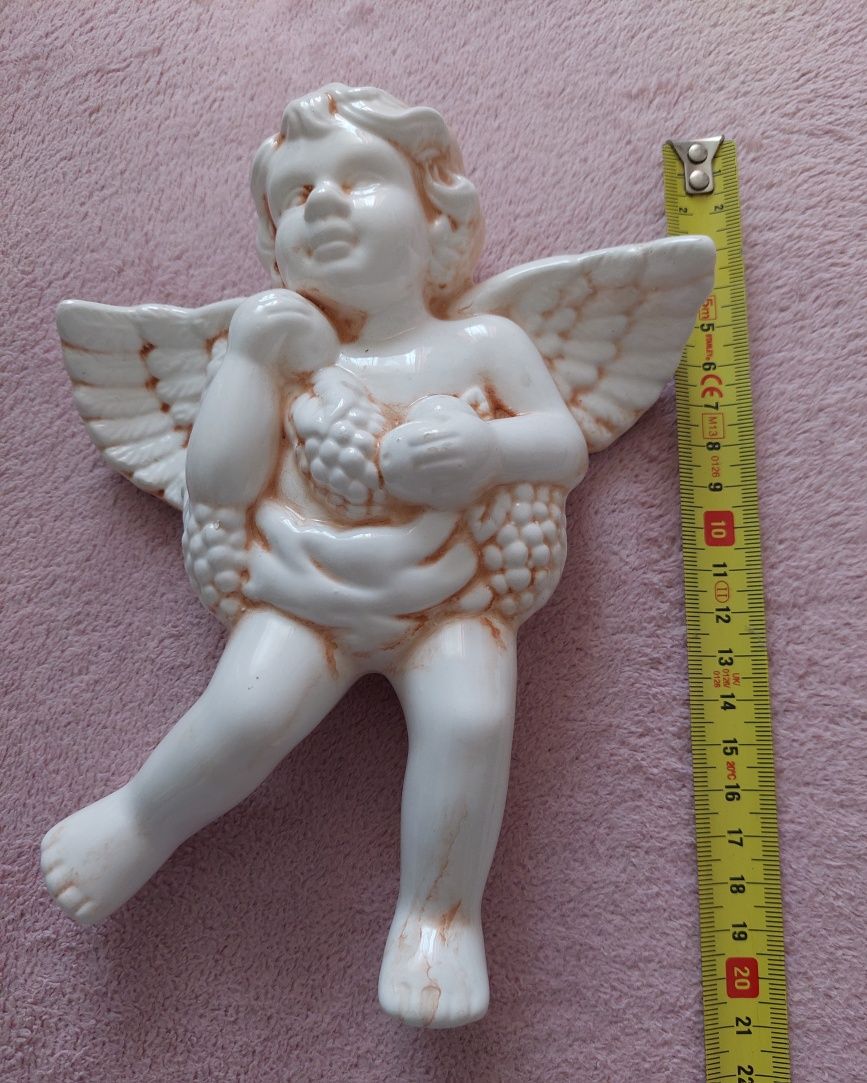 Putto , porcelanowa figurka chłopiec z czerwoną szarfą,sygnowana