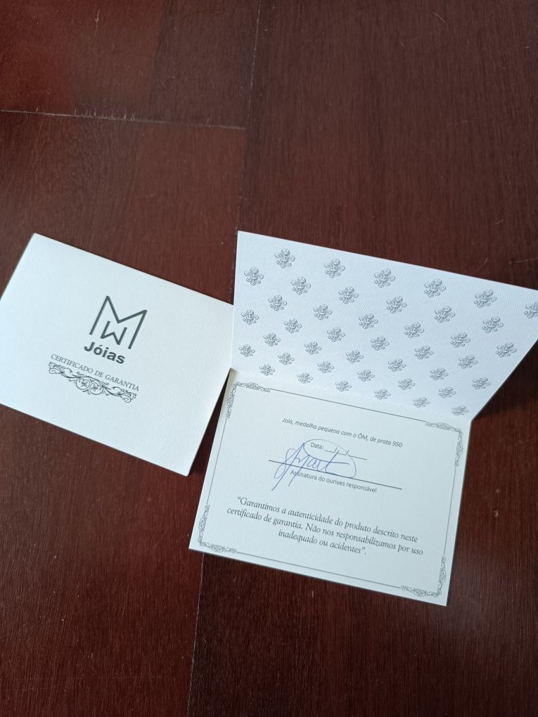 Medalhas de prata com o ÔM