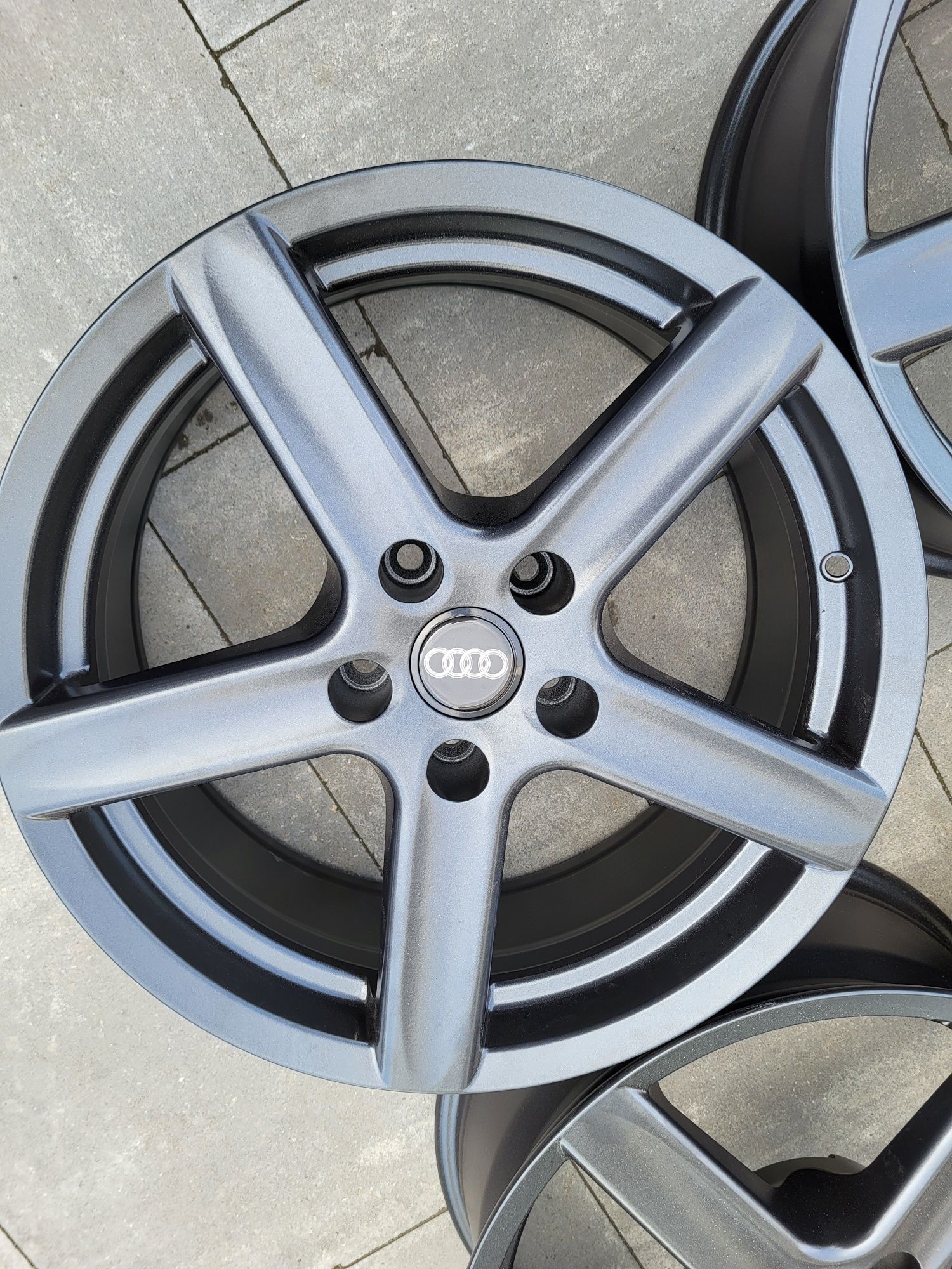 Felgi 17 Audi A4 B8 B9 A5 A8 5x112 ET28 czarny mat
