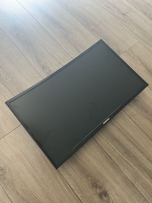 Monitor Samsung 24 cale zakdzywiony-zerwana tasma
