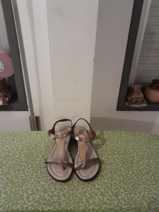 Vendo Sandálias de Senhora LAGES muito bonitas como novas